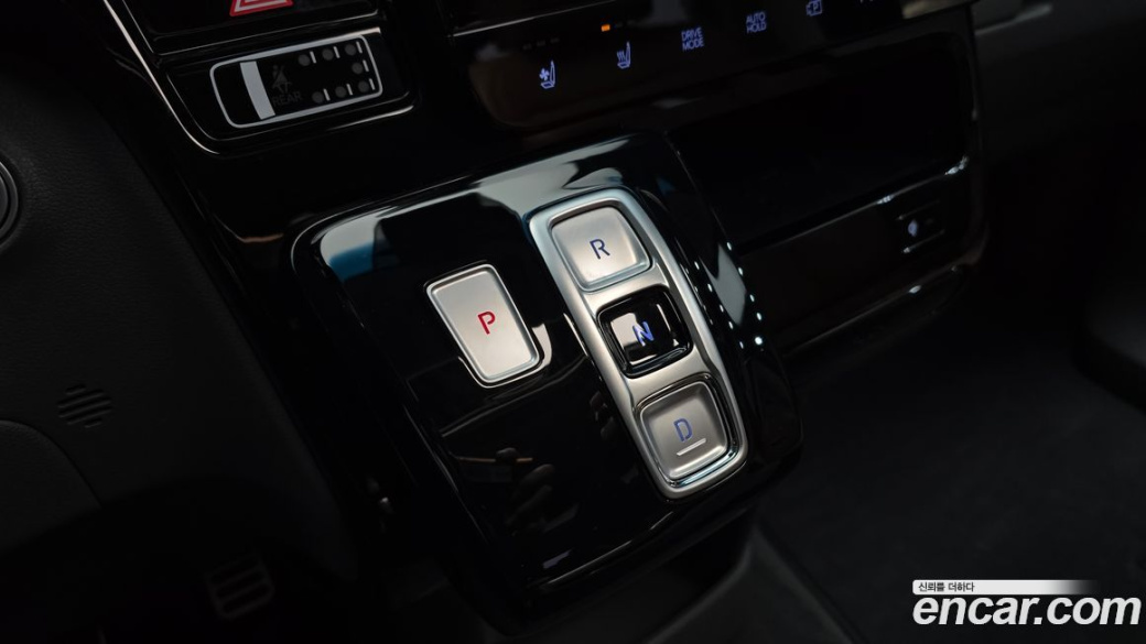 Hyundai Staria 4WD Lounge 9-Seater, 2022