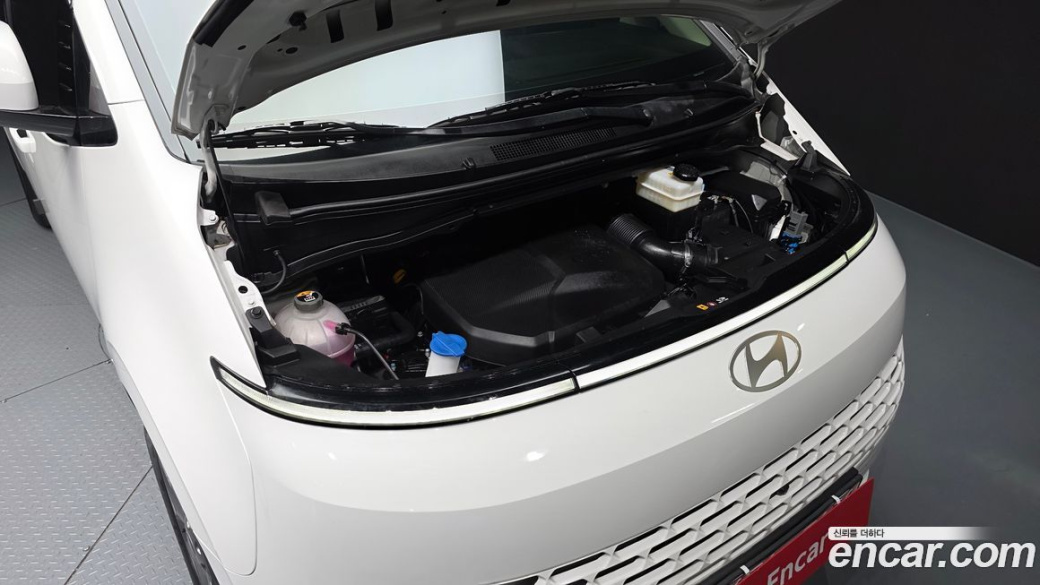 Hyundai Staria 4WD Tourer 9-Seater, 2025