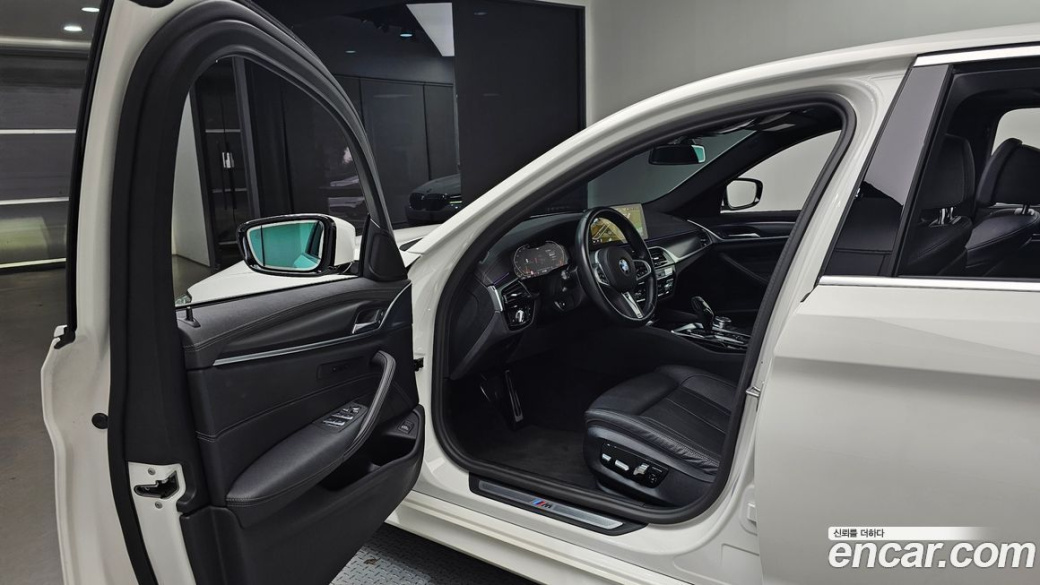 BMW 5-Series 520i M Sport, 2023