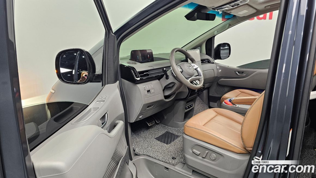 Hyundai Staria Lounge 9-Seater, 2023
