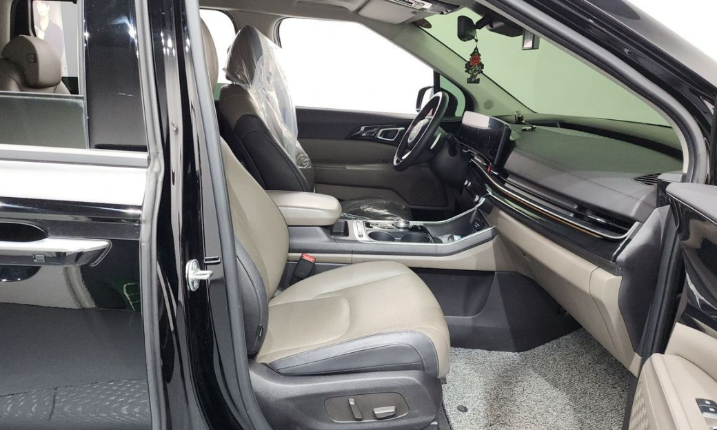 Kia Carnival 9-Seater Signature, 2025