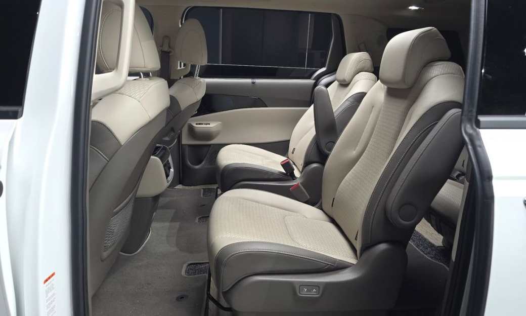 Kia Carnival 9-Seater Signature, 2024