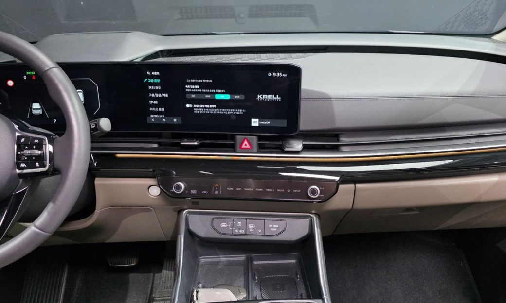 Kia Carnival 9-Seater Signature, 2024