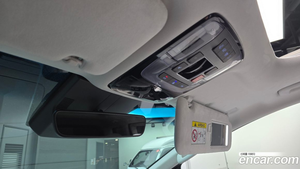 Hyundai Staria 4WD Lounge 9-Seater, 2025