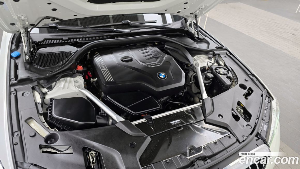 BMW 5-Series 520i Luxury, 2023