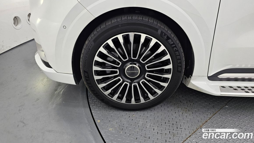 Kia Carnival 9-Seater Hi-Limousine, 2023