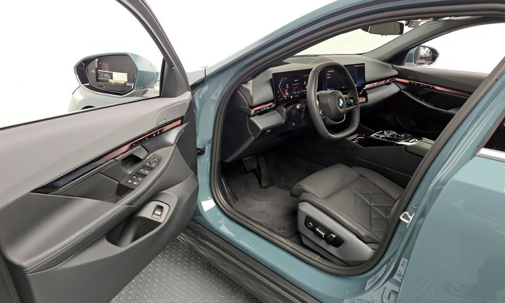 BMW 5-Series 530i xDrive, 2025