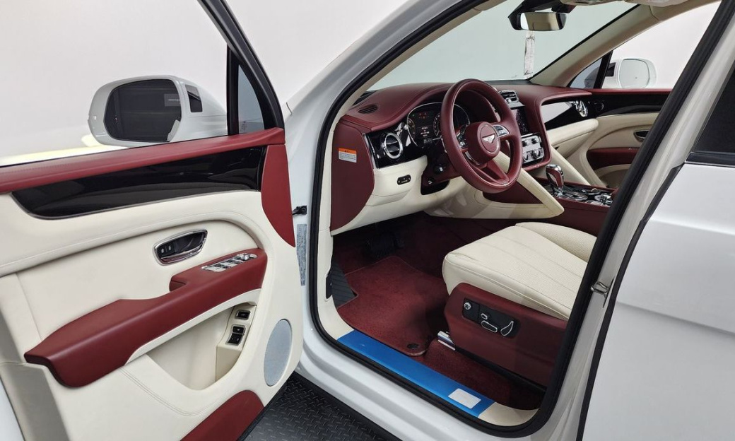 Bentley Bentayga 4.0 V8 Base, 2024