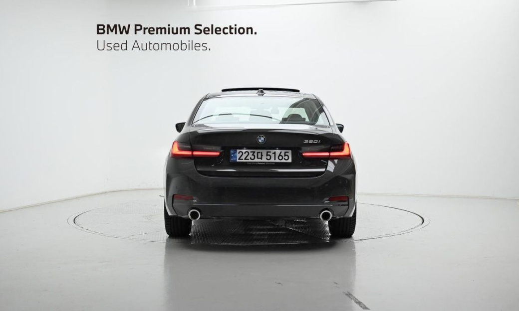 BMW 3-Series 320i, 2025