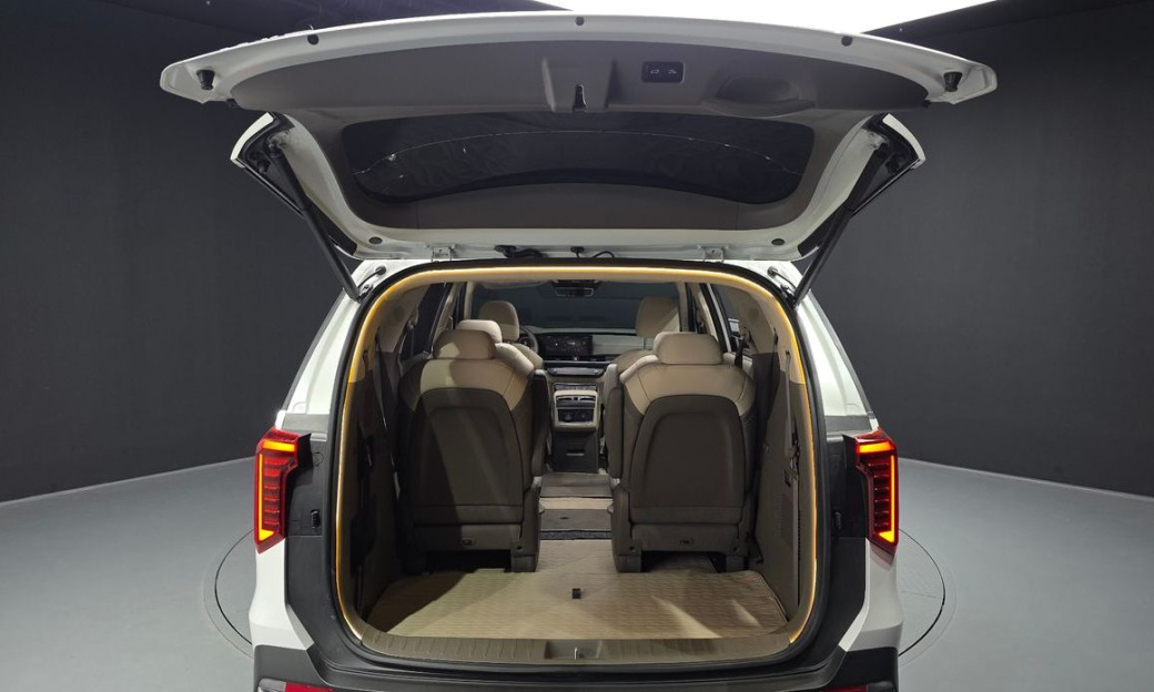 Kia Carnival 9-Seater Signature, 2024