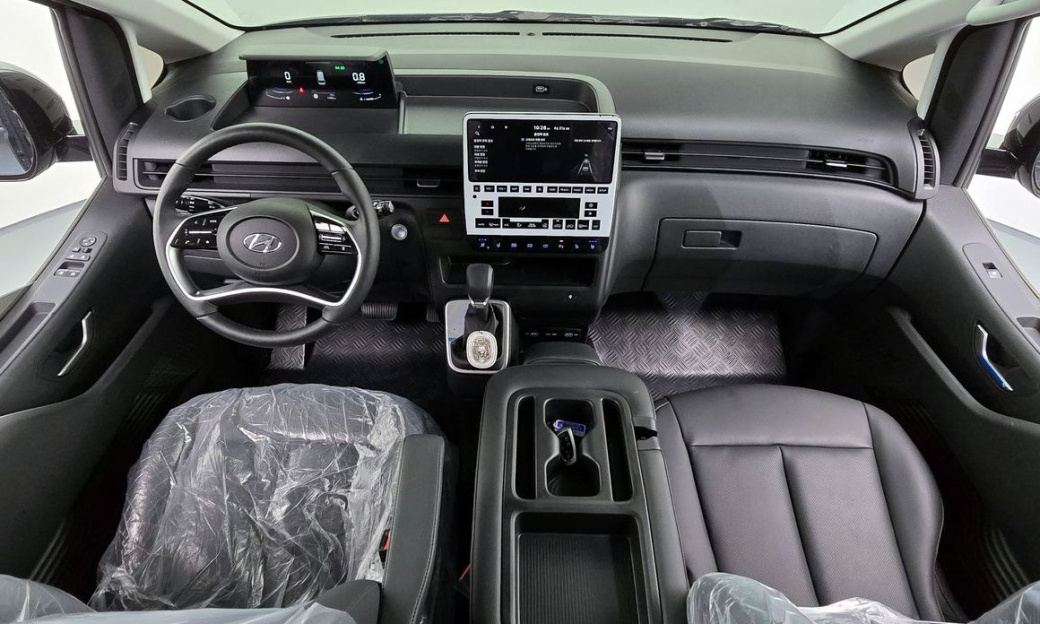 Hyundai Staria Tourer 11-Seater, 2024