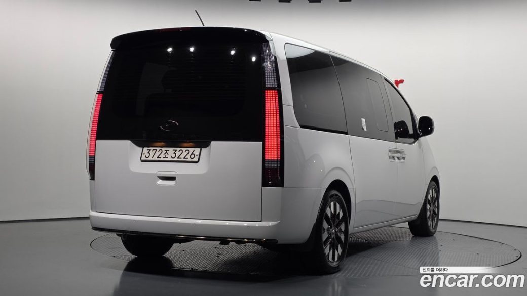 Hyundai Staria Lounge 9-Seater, 2022