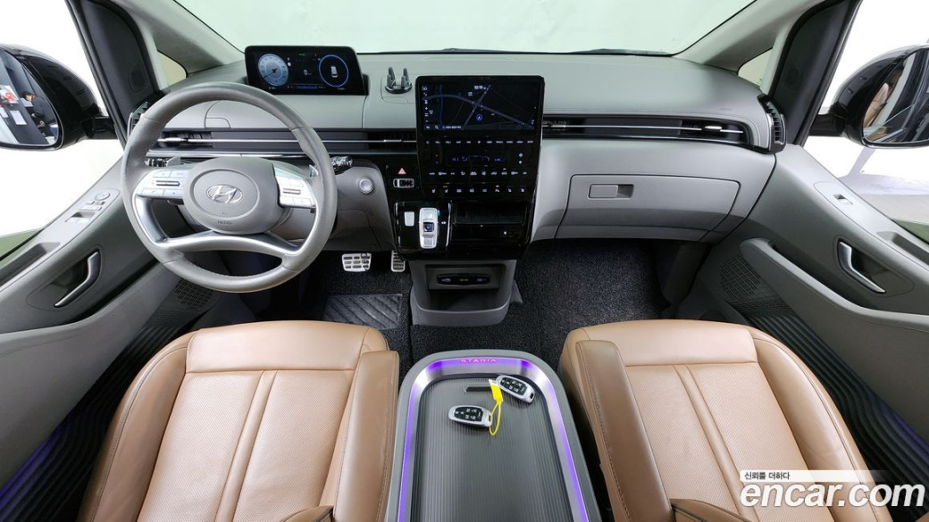 Hyundai Staria 4WD Lounge 9-Seater, 2022