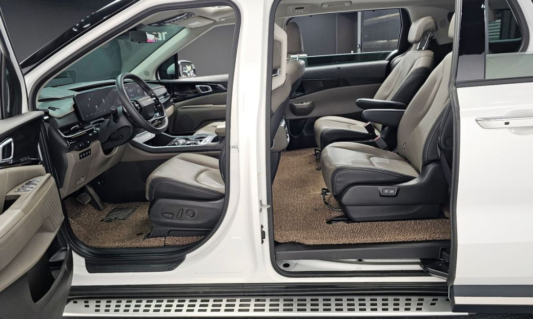 Kia Carnival 9-Seater Signature, 2025