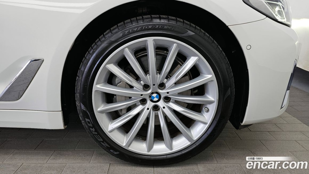 BMW 5-Series 530i Luxury, 2023