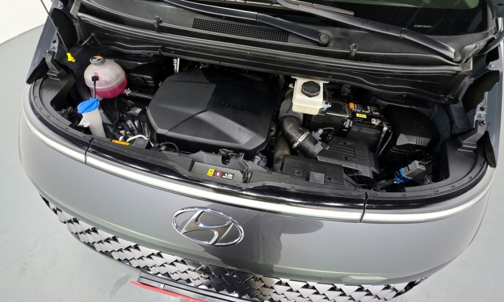 Hyundai Staria 4WD Lounge 9-Seater, 2022