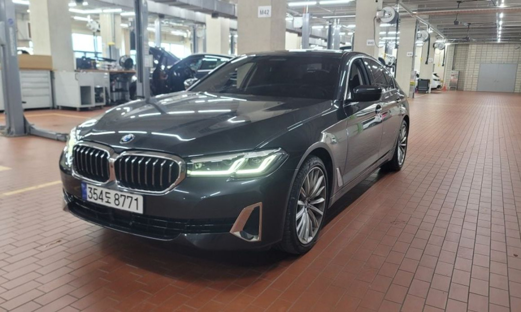 BMW 5-Series 530i Luxury, 2023