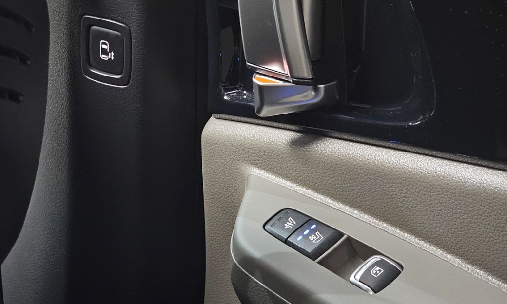 Kia Carnival 9-Seater Signature, 2025