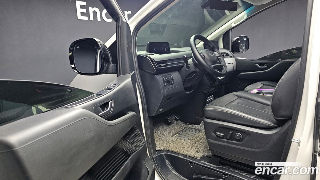Hyundai Staria 4WD Lounge 9-Seater, 2024