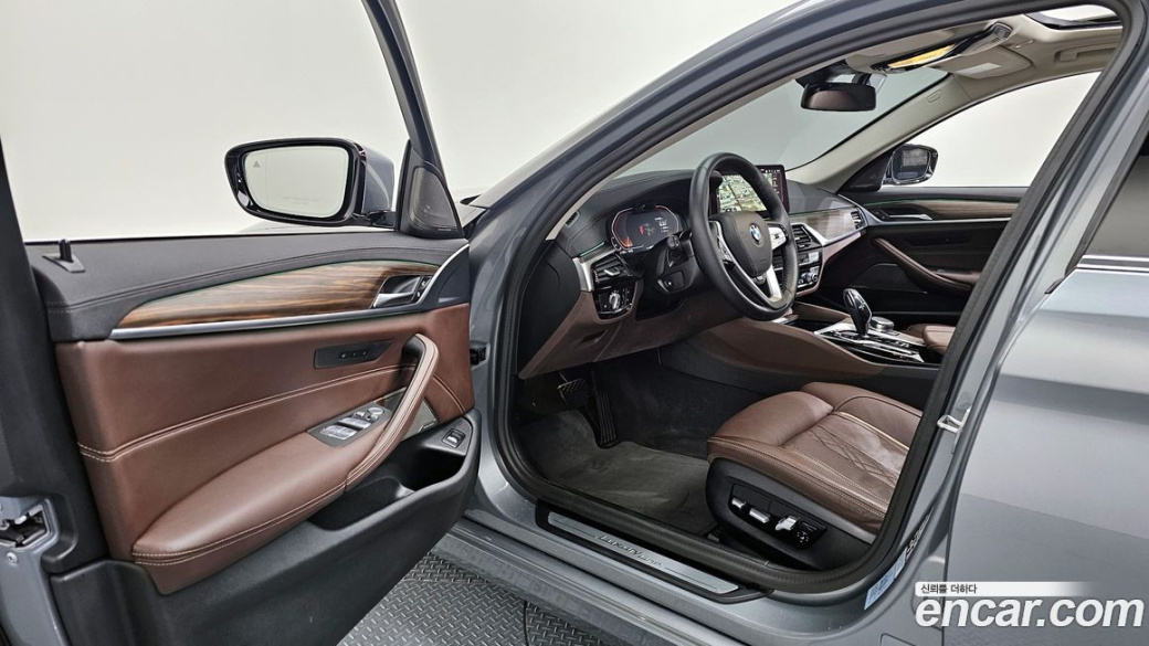 BMW 5-Series 530i xDrive Luxury, 2023