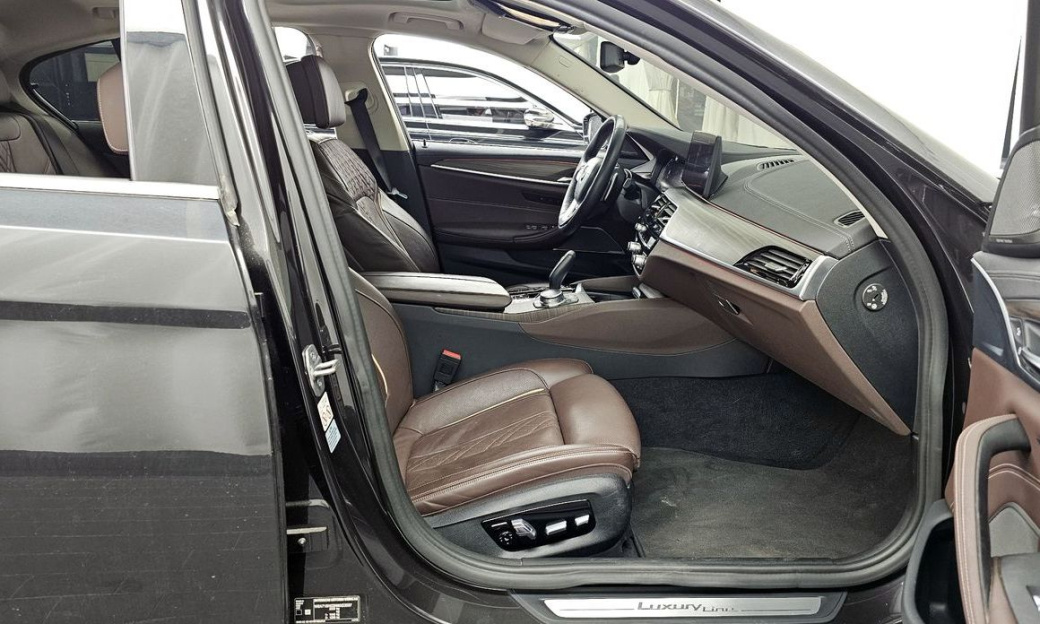 BMW 5-Series 530i Luxury, 2022
