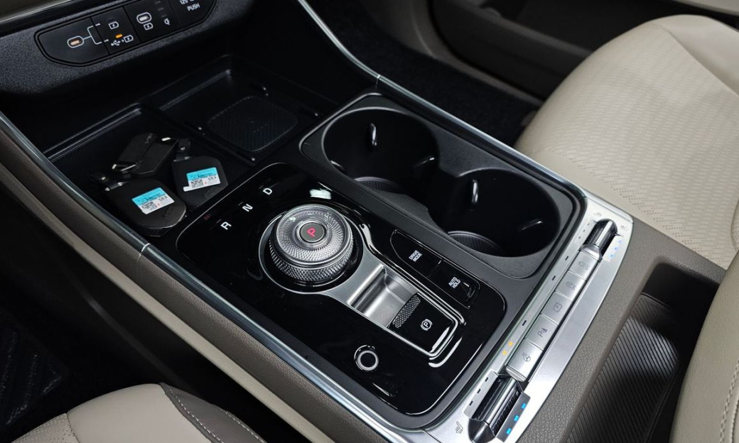 Kia Carnival 7-Seater Gravity, 2024