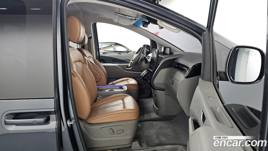 Hyundai Staria 4WD Lounge 9-Seater, 2022