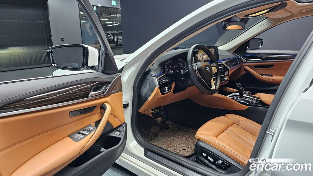 BMW 5-Series 520i Luxury, 2023