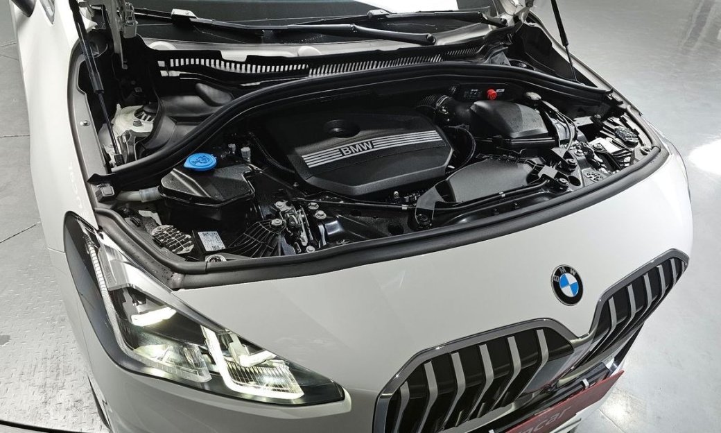 BMW 2-Series 220i Luxury, 2023