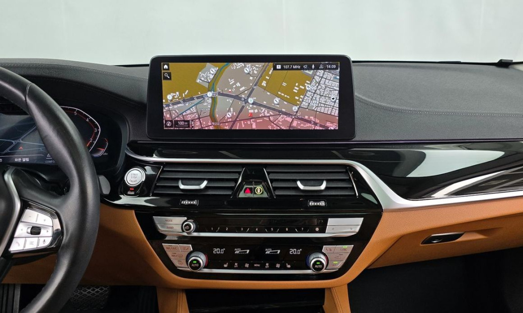 BMW 5-Series 520i Luxury, 2022