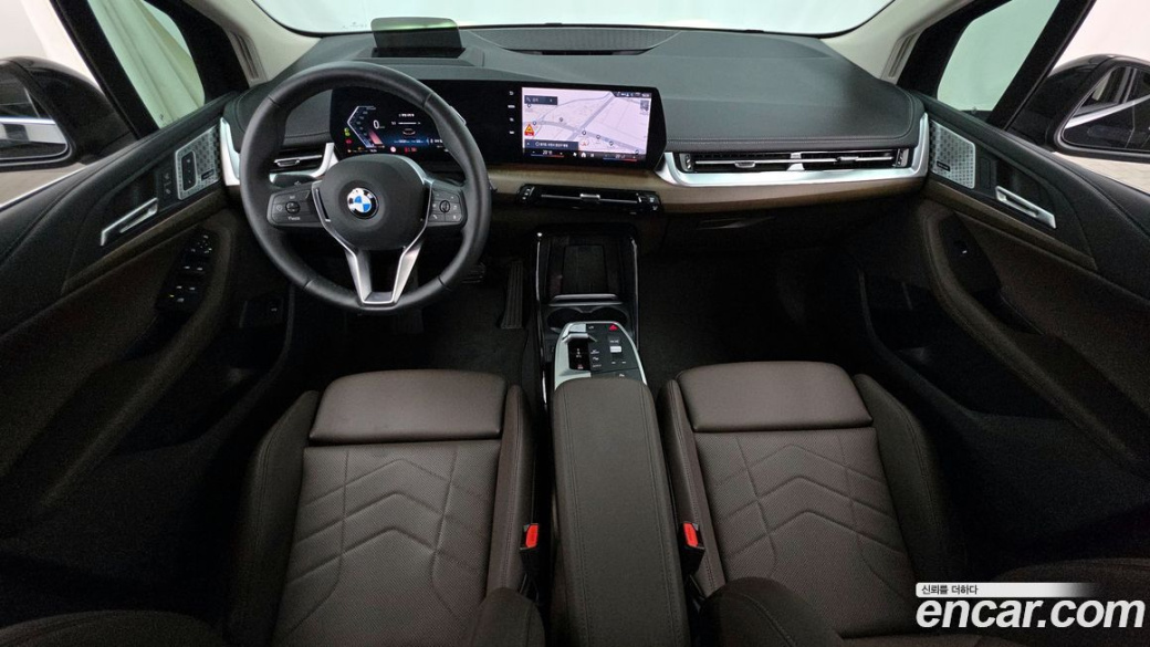BMW 2-Series 220i Luxury, 2025