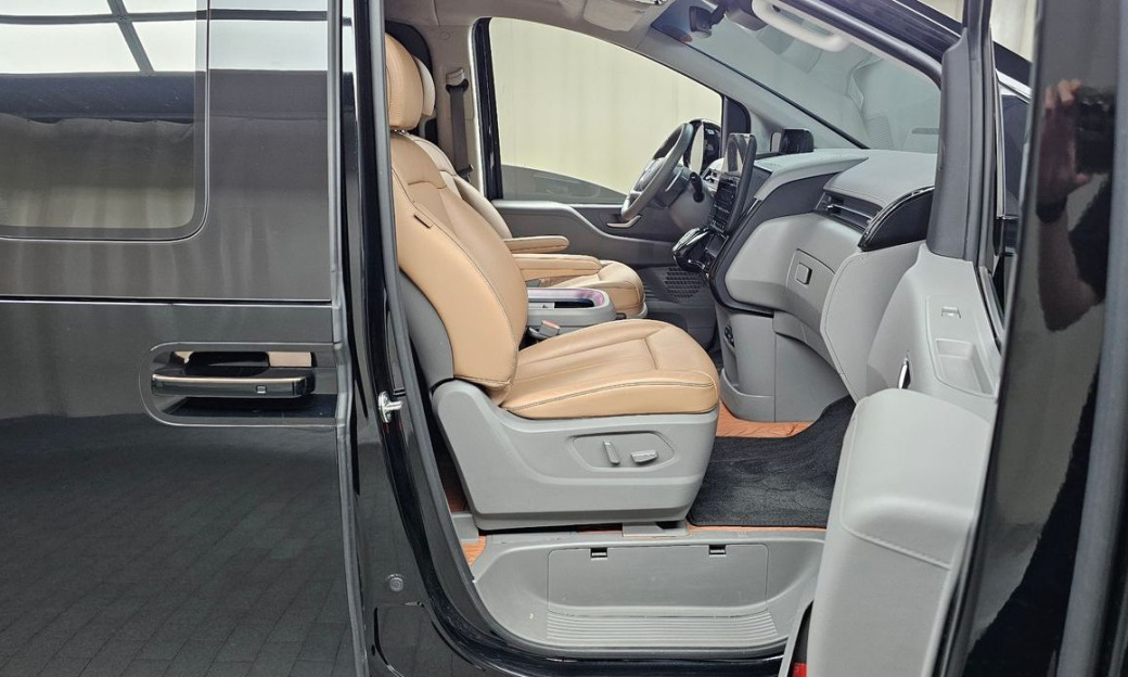 Hyundai Staria 4WD Lounge 7-Seater, 2024