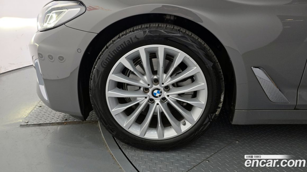 BMW 5-Series 520i Luxury, 2022