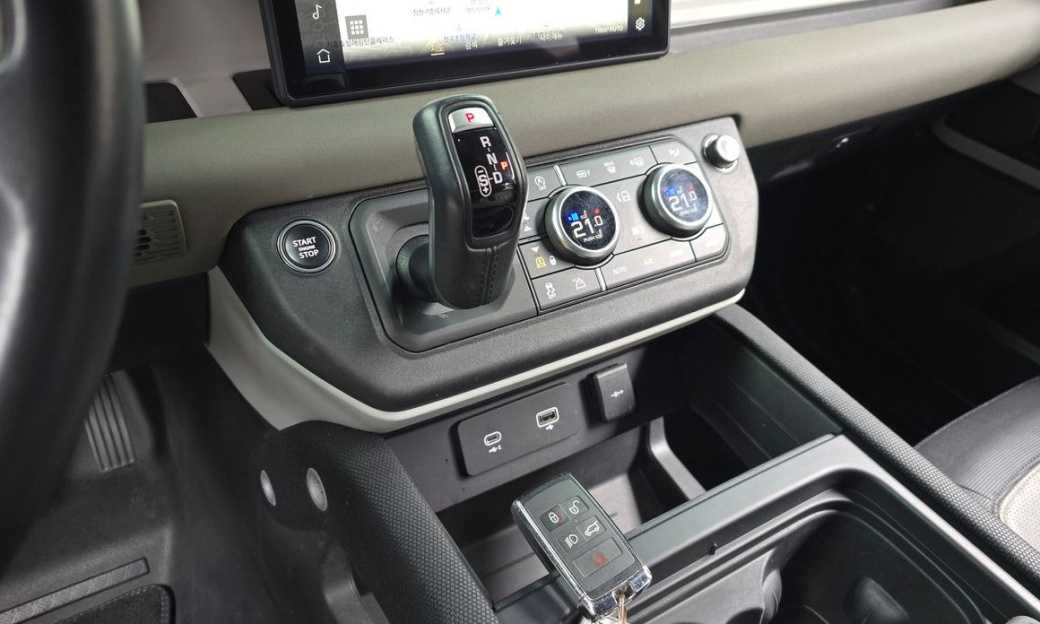 Land Rover Defender 110 P300 X-Dynamic SE, 2022