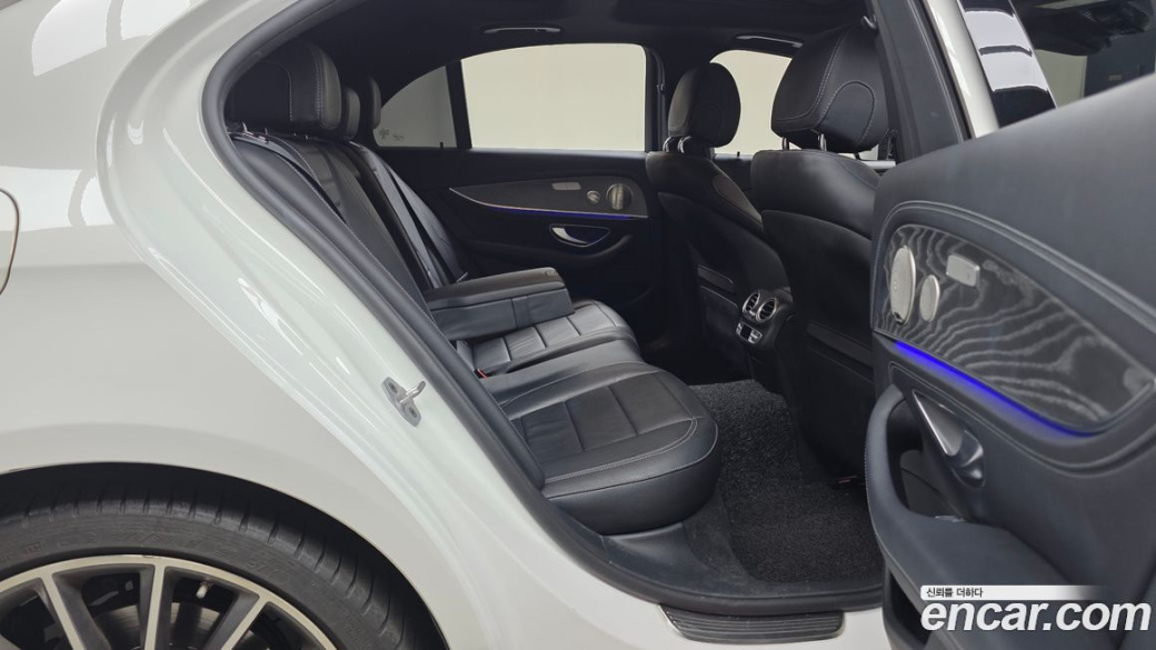 Mercedes-Benz E-Class E350 4MATIC AMG Line, 2022