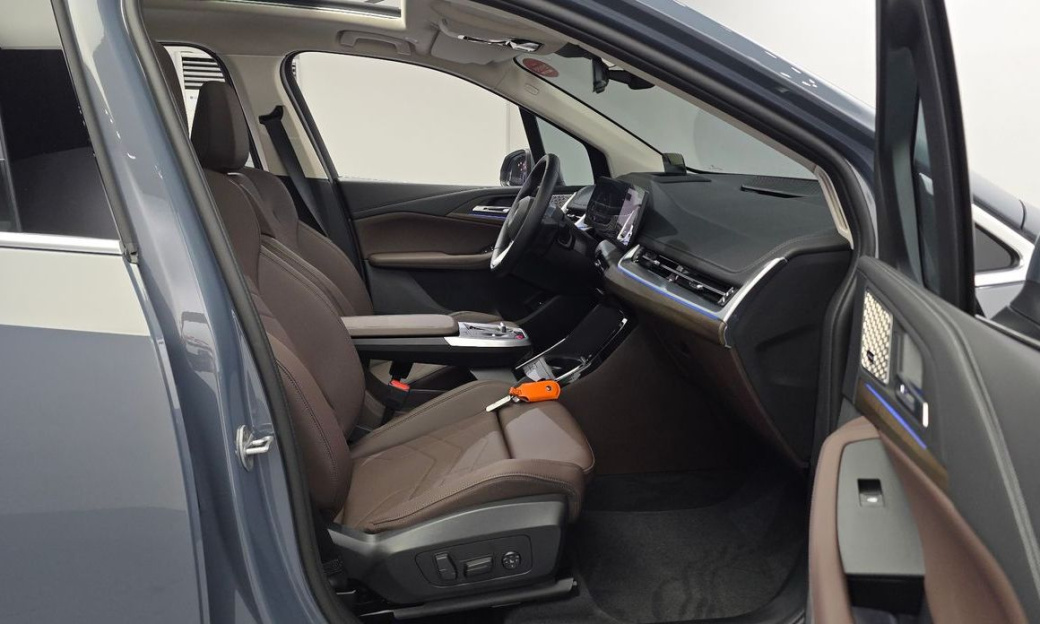 BMW 2-Series 220i Luxury, 2025
