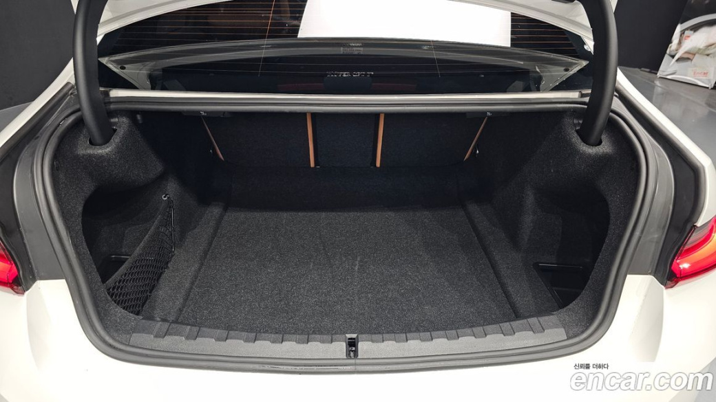 BMW 3-Series 320i, 2024