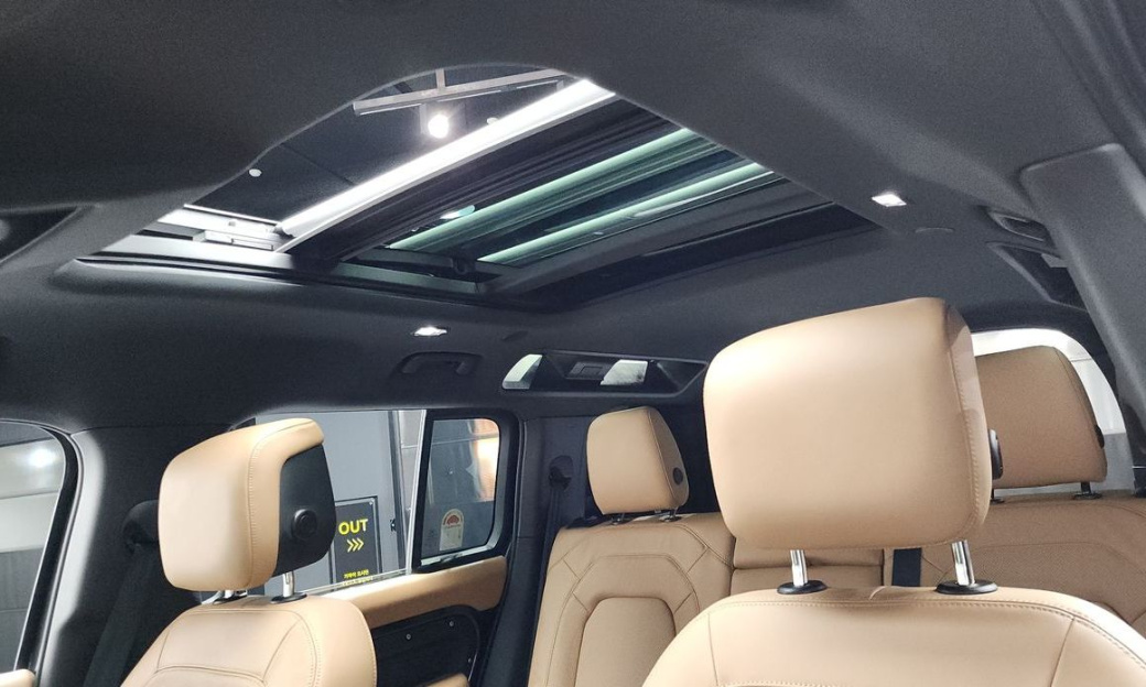 Land Rover Defender 110 P300 X-Dynamic SE, 2025