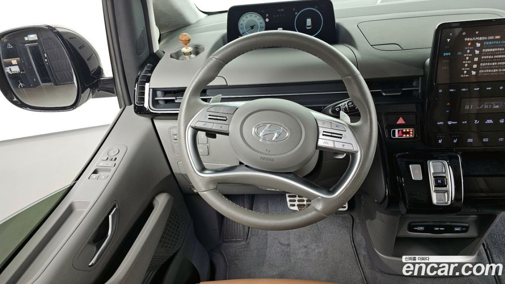 Hyundai Staria Lounge 9-Seater, 2023