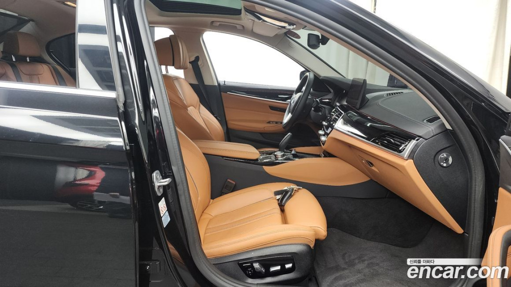 BMW 5-Series 520i Luxury, 2022