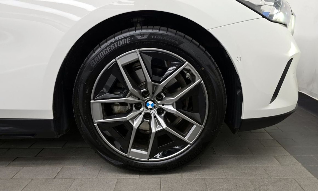 BMW 5-Series 520i, 2024