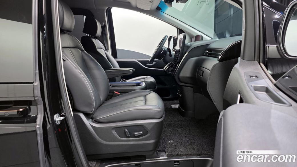 Hyundai Staria Lounge 9-Seater, 2022