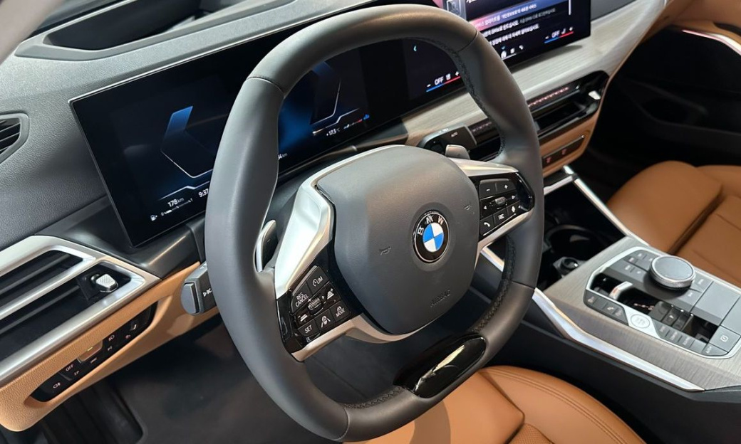 BMW 3-Series 320i, 2025