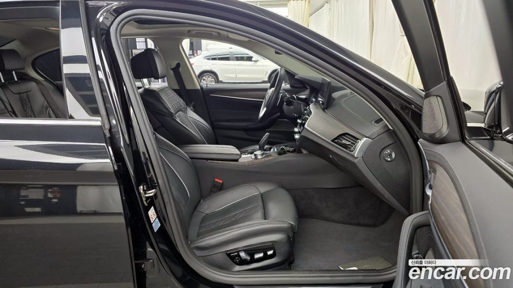 BMW 5-Series 530i Luxury, 2022