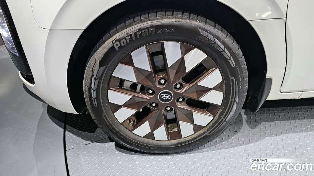 Hyundai Staria Lounge 9-Seater, 2022