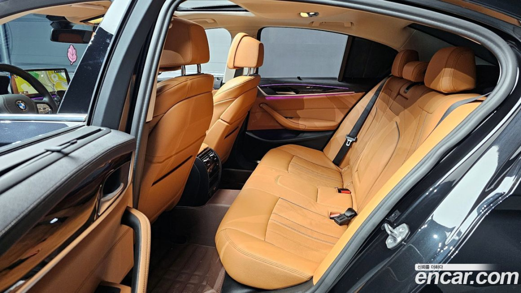 BMW 5-Series 520i Luxury, 2022