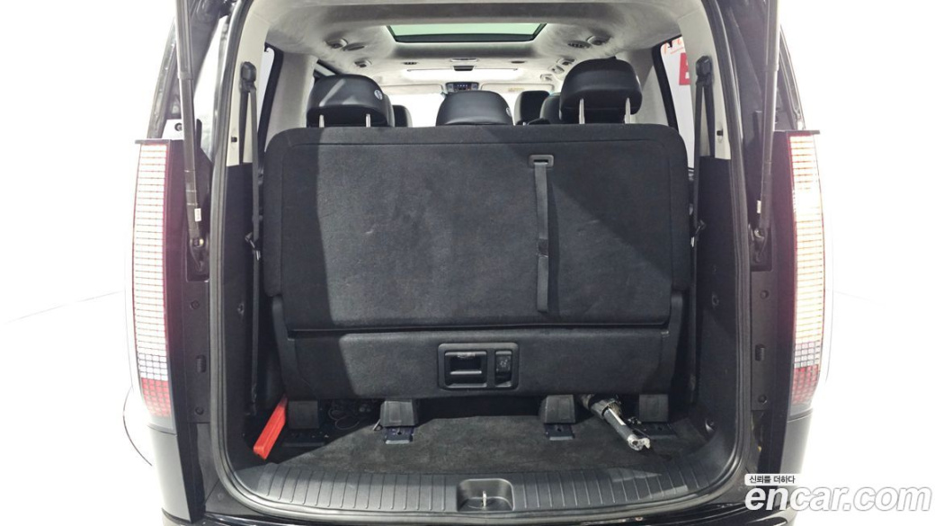 Hyundai Staria 4WD Lounge 9-Seater, 2025