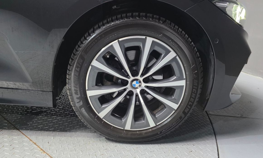 BMW 3-Series 320i, 2023