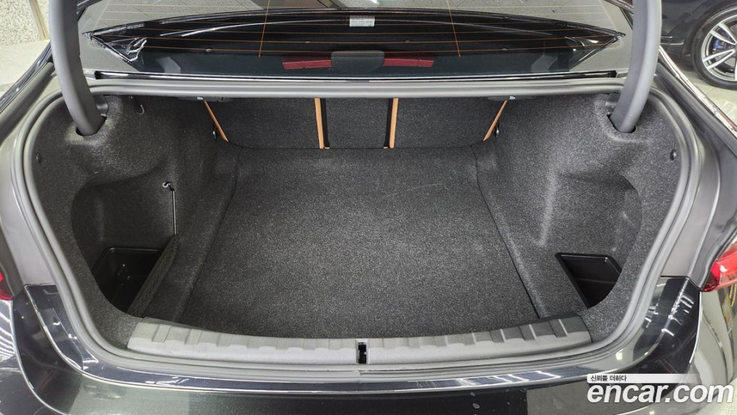 BMW 3-Series 320i, 2025