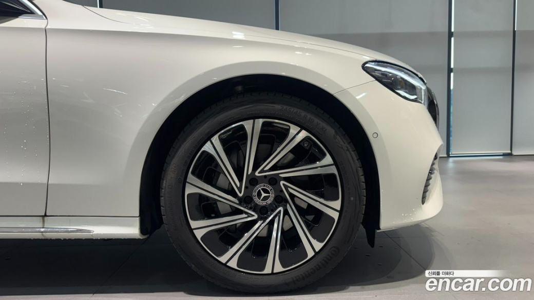 Mercedes-Benz E-Class E300 4MATIC Exclusive, 2025